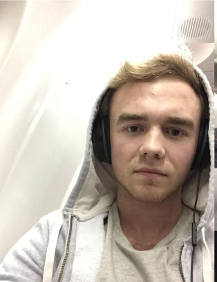 Andreas ble fanget på flyet på grunn av bombetrussel. Nå er flyplassen åpnet igjen