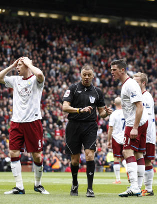 Tidligere Premier League-dommer har tatt Twitter-meldinger til politiet