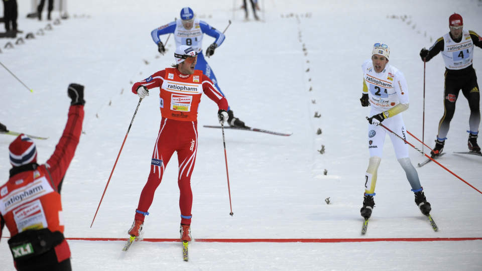 UTILN�RMELIG: Norges ankermann Petter Northug g�r i m�l som f�rstemann foran Sveriges Marcus Hellner p� 4x10 km stafett under verdenscup�pningen i langrenn i G�llivare. Uten trinse p� h�yre stav.
Foto: Anders Wiklund / SCANPIX