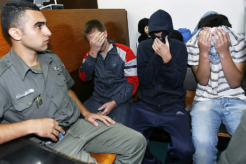 IKKE S� MORSOMT LENGER: Gjengmedlemmer i retten, under streng bevoktning. Foto: GIL COHEN MAGEN/REUTERS/SCANPIX