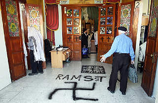 GRUPPAS HERJINGER: En synagoge i Petah Tikva etter at den lokale nynazistgruppa hadde v�rt p� bes�k i mai 2006. Petah Tikva-gjengen er n� d�mt for skjendingen. Foto: AFP/SCANPIX