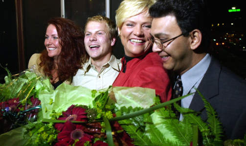G�R ETTER FRP: Akhtar Chaudry (t.h) er ikke s� opptatt av AP-kameratene.