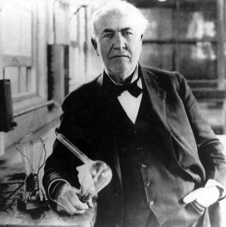 PIRAT: Datidas musikere mente Thomas Alva Edison, oppfinneren av fonografen, var en pirat som tok fra dem levebr�det. Men Edisons oppfinnelse ga st�tet til royaltysystemet, og dermed til den moderne musikkindustrien. Foto: SCANPIX
