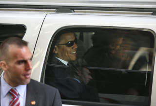 DET ST�RSTE GLISET: Barack Obama kommer trolig til � ha den st�rste bilen i Washington n�r hans �Cadillac One� er klar til � tas i bruk. Dette bildet er Pittsburg, Pennsylvania i april. Foto: AFP PHOTO/Emmanuel Dunand/SCANPIX