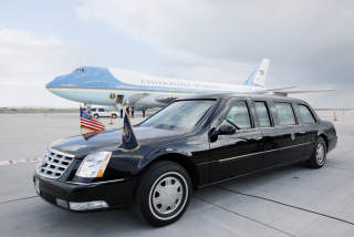 BUSH-BIL: Presidentens Air Force One i bakgrunnen, og president George W. Bushs limousine som venter p� ham, her i Salt Lake City. Foto:AP Photo/Charles Dharapak/SCANPIX