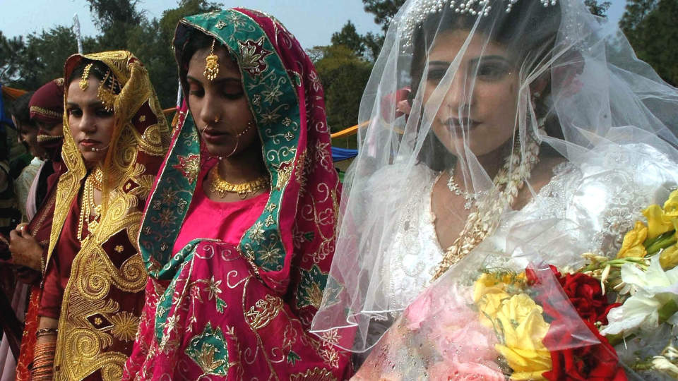 MASSEBRYLLUP I LAHORE: 45 muslimske par og fem kristne gifter seg i en masseseremoni i Lahore i Pakistan. Myndighetene arrangerer av og til slike seremonier for at fattige som ikke har r�d til � gifte seg skal f� muligheten. Foto: AP/K.M.Chaudary
