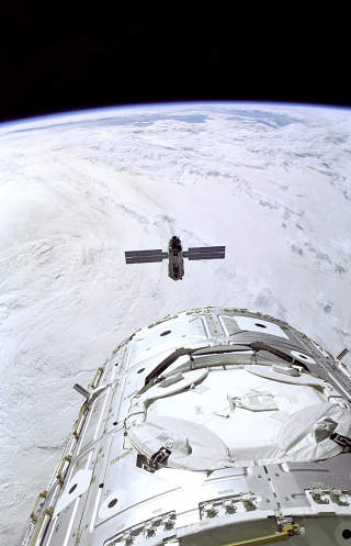 STARTEN: Den russiske Zarya-modulen og den amerikanske Unity-modulen m�tes og kobles sammen 6. desember 1998.Alle foto: NASA