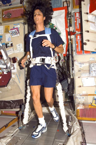 ROM FOR TRENING: Astronaut Sunita L. Williams tok en rask l�petur p� tredem�lla ombord p� romstasjonen i 2006. Selen er festet til en strikk som s�rger for at beina holder seg p� m�lla.