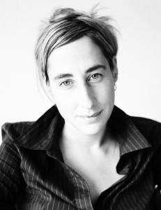 Hvor tett på tåler vi å ha menneskene rundt oss? spør Judith Hermann