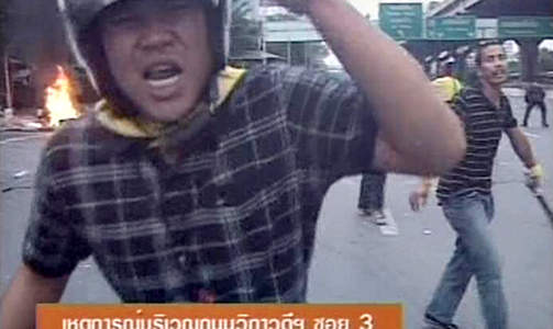 OPPT�YER:  Minst elleve personer er skadd i Bangkok etter sammenst�t mellom tilhengere og motstandere av regjeringen i dag. Foto: Scanpix