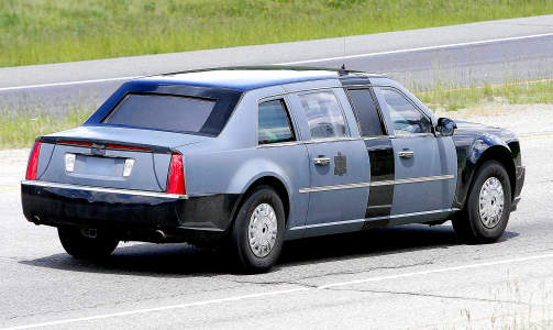 SOM EN STRIDSVOGN: Den ser kanskje ut som en vanlig Cadillac fra General Motors, men er i virkeligheten mye st�rre og er bygget for � beskytte presidenten fra n�r sagt alt. Foto: Automedia/BRENDA PRIDDY AND COMPANY