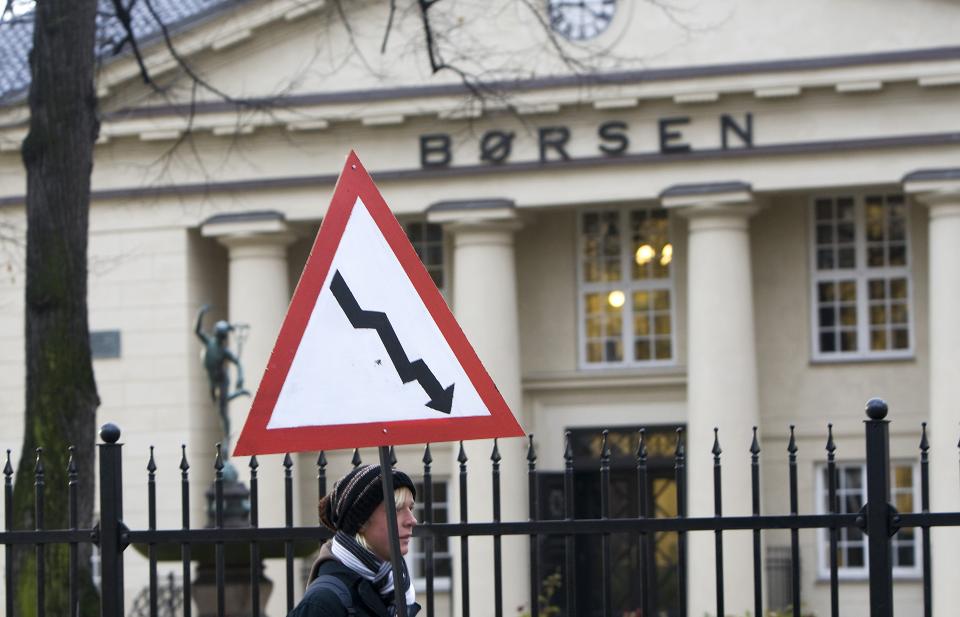 KREVER TILTAK: R�d Ungdom auksjonert utenfor Oslo B�rs tidligere denne m�neden. De mener rasfaren i finanssystemet er s� stor at grunnleggende endringer trengs. N� f�r aksjonistene st�tte fra stadig flere norske n�ringslivsakt�rer og opposisjonen p� Stortinget. Foto: SCANPIX