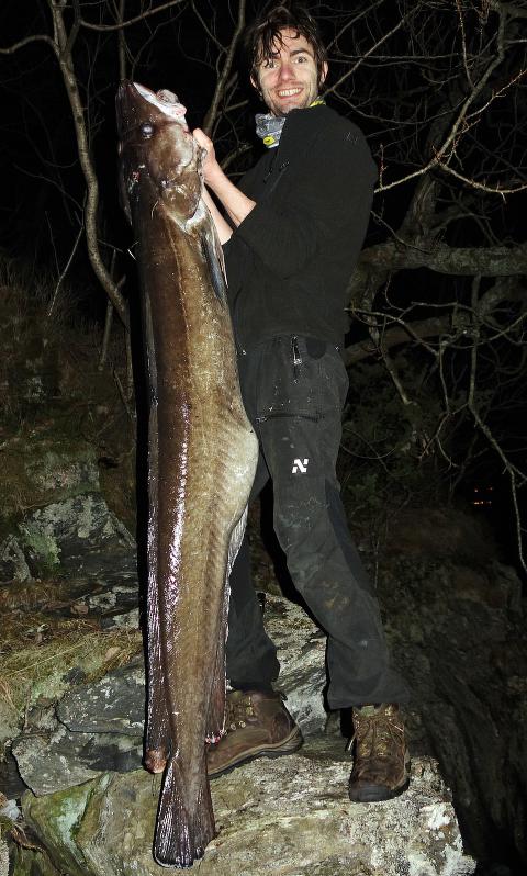 MONSTERFISK: Helge fanget en lange på 25.2 kilo. Den var 160 centimeter lang. Foto: Privat/Hooked.no