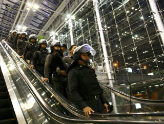 FORS�KER � FORHANDLE: Politiet har i hele dag fors�kt � f� i gang en dialog med de regjeringskritiske demonstrantene, som okkuperer flyplassen.  Foto: AP PHOTO/SCANPIX