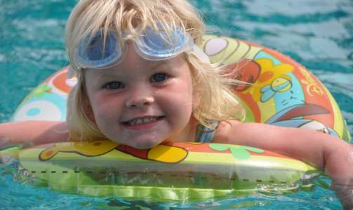 KOSER SEG:  For Matilde (2) var det helt greit med en dag til i Thailand. Her koser hun seg i bassenget p� flyplasshotellet. Foto: Arnstein Mykletun