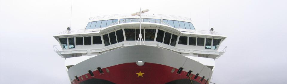 FORS�KER � BEGRENSE SMITTEN: To passasjerer om bord hurtigruteskipet MS Finnmarken er til n� smittet av noroviruset som for�saker omgangssyke. Bildet viser s�sterskipet MS Midnatsol. 
Foto: SCANPIX .
