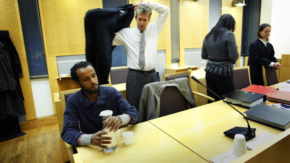 DOM I DAG: Ali Haji Mohamad Farah (til v.) , advokat Helge Hjort, bisitter Anne Merete Ansok og aktor Guro Kleppe i Oslo tingrett mandag. Ambulansesj�f�r Erik Schjenken m�tte m�te i retten etter � ha nektet � vedta en bot p� 6.000 kroner i forbindelse med ambulansesaken i Sofienbergparken i fjor, og Farah var tilstede som vitne. Foto: Erlend Aas / SCANPIX