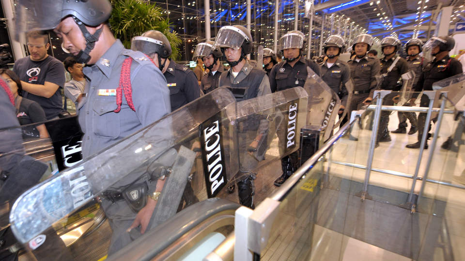 KAOS I BANGKOK:  Store politistyrker er satt inn for � pr�ve � holde orden i Thailands hovedstad. Foto:AFP/Pornchai KITTIWONGSAKUL