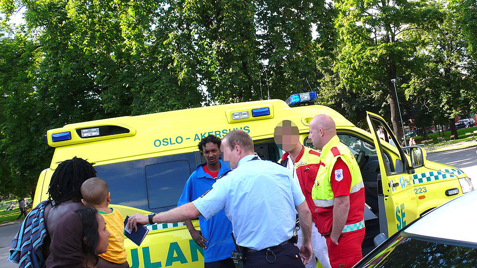SOFIENBERGPARKEN 6. AUGUST 2007 Da Ali Farah ble forlatt av ambulansen ble det en av �rets st�rste mediesaker. Begge de to ambulansearbeiderne er fortsatt sykmeldte. Til h�yre Erik Schjenken, som n� m�ter i retten fordi han nektet � godta forelegget. Kollegaen har godtatt sin bot. Foto: CAROLINE DREVFELIN