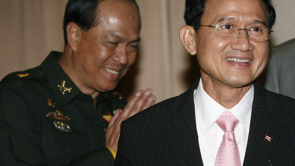GLISTE GODT: Statsminister Somchai Wongsawat (h�yre) og h�rsjefen, general Anupong Paochinda, var i tilsynelatende godt hum�r etter denne pressekonferansen p� hovedkvarteret til Thailands luftforsvar tidligere i h�st. Foto: REUTERS/Chaiwat Subprasom/SCANPIX