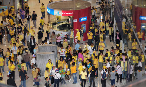 OKKUPERTE FLYPLASSEN: Demonstrantene okkuperte for andre dag p� rad Suvarnabhumi internasjonale flyplass. Foto: AFP PHOTO/Pornchai KITTIWONGSAKUL/SCANPIX
