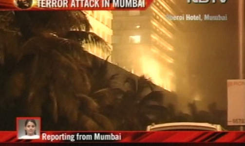 KOORDINERT ANGREP: Flammene st�r ut av Oberoi-hotellet i Mumbai. Luksushoteller, transportknutepunkt og turistattraksjoner ble utsatt for terrorangrepet. Foto: AP Photo/NDTV/SCANPIX