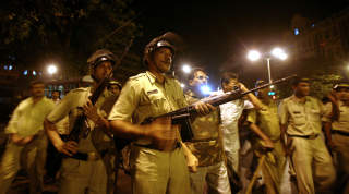 POLITI I GATENE: Mumbais gater er n� fylt av politi og folk blir bedt om � holde seg innend�rs. Foto: REUTERS/Punit Paranjpe/SCANPIX