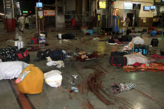 ANGREP TOGSTASJON: Dette bildet vitner om de dramatiske scenene som utspilte seg p� togstasjonen Chhatrapati Shivaji Terminus. Blod og bagasje ligger igjen p� perrongen etter at terrorister angrep. Foto: AP Photo/SCANPIX