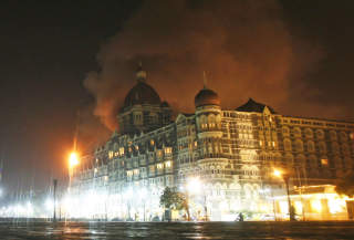 I FLAMMER: R�yken og flammene stod ut av �rverdige Taj Mahal-hotell i natt. Foto: REUTERS/Arko Datta/SCANPIX