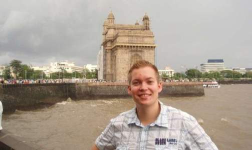 MUMBAI TIL VANLIG: Det var like her ved turistattraksjonen Gate of India at Kristian A. Fossland (25) spiste middag med sine venner da bombene smalt i ettermiddag. Foto: Privat
