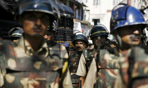 KRISE I MUMBAI: Indiske politimenn utenfor  Nariman House, et av �stedene for de koordinerte angrepene i g�r og i dag. Foto: Sajjad Hussain