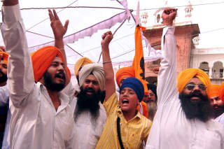 RADIKALE SIKHER: Aktivister markerer 24-�rsdagen for anti-sikhoppt�yene i 1984 rundt i Harimandir Sahib-tempelet da 4 000 mennesker ble drept. Foto: AFP/Scanpix