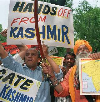 KJERNEN I KONFLIKTEN: India og Pakistan har utkjempet tre kriger over grenseomr�det Kashmir. Her demonstrerer militante hinduer i 1999 mot pakistanske interesser i omr�det.  Foto: AFP/Scanpix