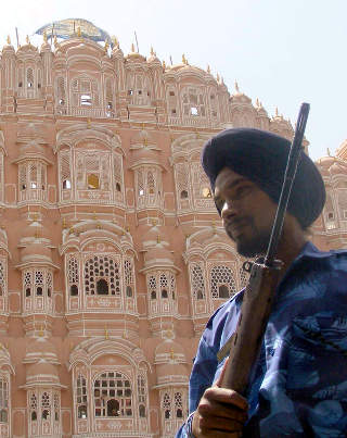 POLITIVAKT ETTER TERROREN: En vakt utenfor Hawa Mahal-tempelet etter at 63 mennesker ble drept i Rajastan i mai i �r. Foto: Vinay Joshi/REUTERS