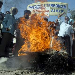 FORTVILET: Mange blant Indias fredelige befolkning er fortvilet over den religi�se terroren som �ker i landet. Her demonstrerer aktivister mot terrorisme i Amritsar i Nord-India 1. november i �r.Foto: EPA/Scanpix