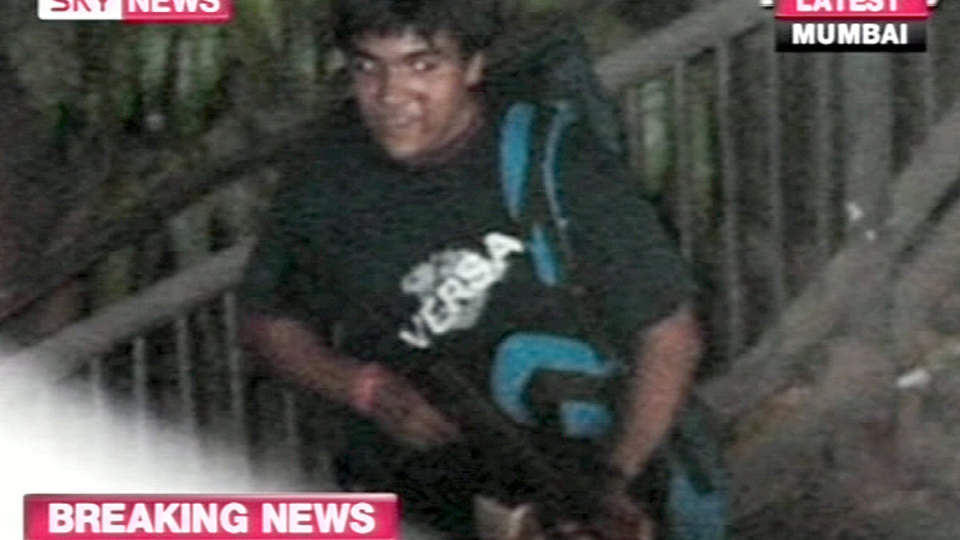 HVA VIL DE?: Et bilde av det man antar er en av terroristene i aksjon under de massive terroraksjonene i Mumbai. Foto: SCANPIX/AFP/NDTV