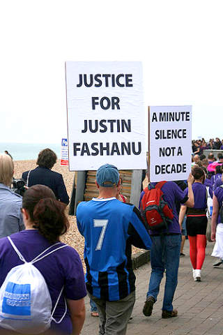 KAMPANJE: The Justin Campaign er startet av menneskerettighets-aktivister for � f� fotballmyndighetene i England til � anerkjenne l�rdag 2. mai, datoen Justin d�de, som Justin Fashanu Day, som en protest mot homofobien i fotballen. De �nsker et minutts stillhet og at spillere skal b�re s�rgeb�nd.