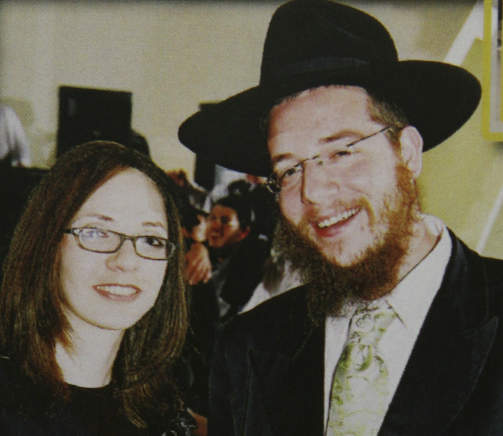 FORELDRENE: Rabbi Gabriel Holtzberg og hans kone Rivka er trolig ikke i live, men det er enn� en mulighet for at de er terroristenes gisler. Foto: PRIVAT / AP
