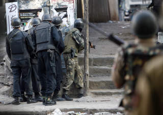 GJORDE SEG KLARE: Indiske soldater har i hele dag beleiret det j�diske senteret i frykt for at terrorister enn� er p� innsiden. Foto: ARKO DATTA / REUTERS