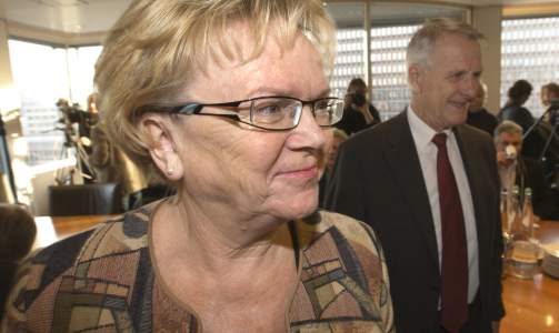 DELER UT: Kommunal- og regionalminister Magnhild Meltveit Kleppa gir hjelp til Terra-kommunene. Foto: Morten Holm/Scanpix