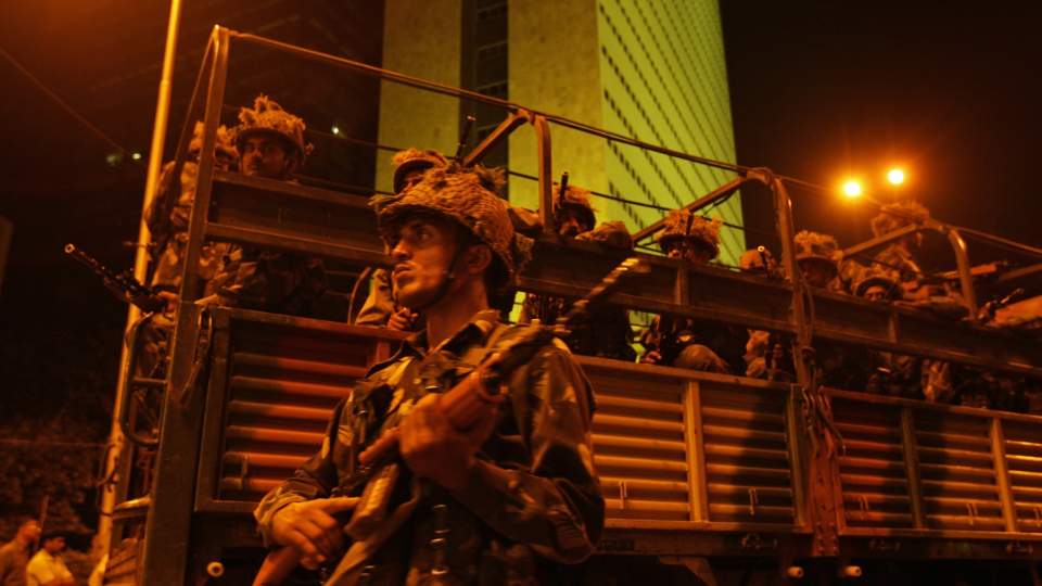  KJEMPER:  Soldater fra den indiske h�ren tar oppstilling utenfor Oberoi hotell i Mumbai hvor det fortsatt holdes rundt 100 gissler. Foto: AP Photo/Gurinder Osan