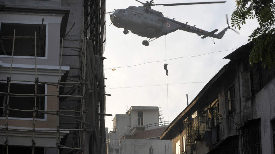 STORMET LEILIGHETSKOMPLEKS: Indiske styrker stormet fredag morgen lokal tid det j�diske senteret der flere terrorister har tatt gisler etter terrorangrepet i Mumbai onsdag. Foto: PEDRO UGARTE/AFP/SCANPIX