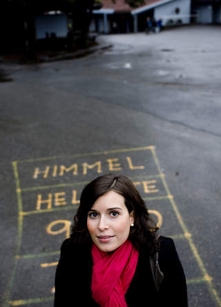 Feigt ikke � gripe inn: Cathrine
Elisabeth Schelderup (22) har lite til
overs for dem som observerer mobbing
fra sidelinja uten � gripe inn. &mdash; Jeg synes
ikke det er like ille som � mobbe, men
det er like feigt.