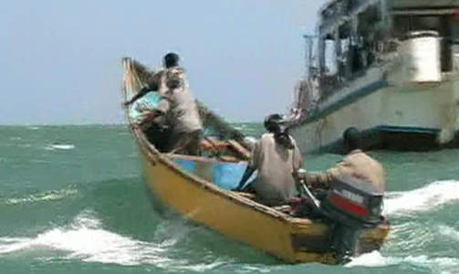 HERJER: Pirater i en speedb�t p� vei til et av moderskipene i Eyl i Somalia. Foto: REUTERS TV/SCANPIX