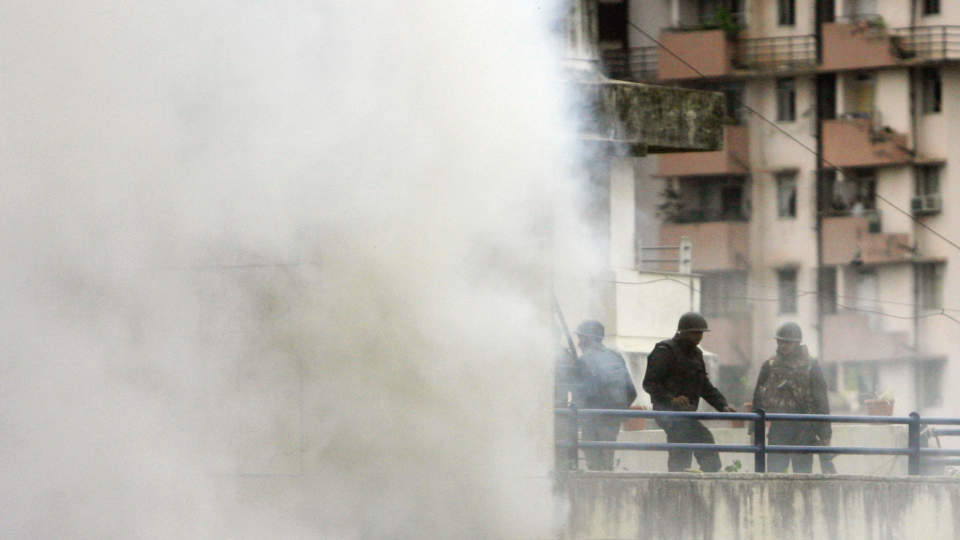 JAKTER: De eller den siste terroristen p� Taj Mahal Palace i Mombai blir n� jaktet p� av store styrker. Foto: REUTERS/Punit Paranjpe (INDIA)