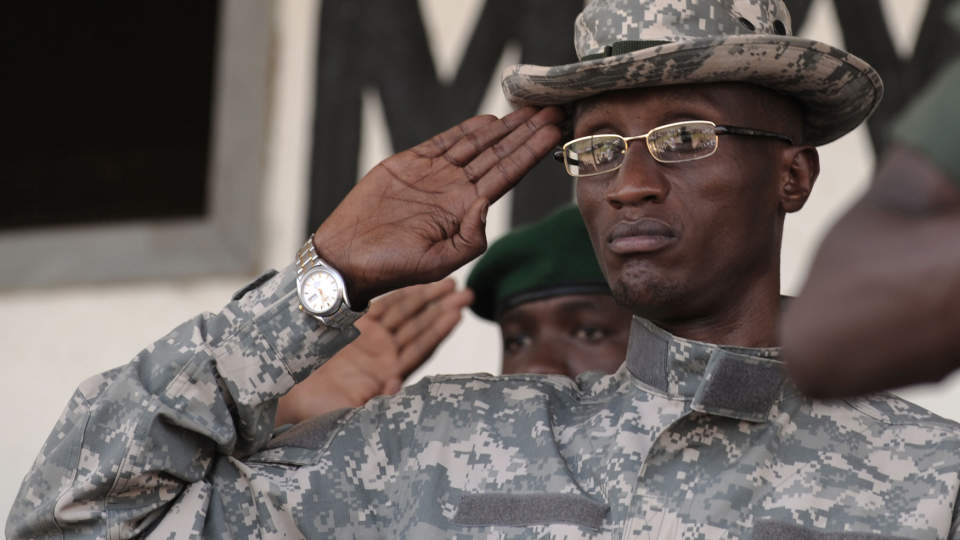 I FRIHET: CNDP-leder Laurent Nkunda hedrer CNDPs fanfare under et m�te i Rutshuru i november i fjor. Nkunda ble fengslet i januar. Dagbladet kan n� publisere hans egen versjon av hva som skjedde. Foto: AFP PHOTO/Roberto SCHMIDT/Scanpix