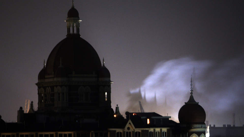 BRANN: Hotell Taj Mahal er i flammer. Her velter r�yk ut fra hotelltaket. Foto: Lefteris Pitarakis/AP/Scanpix