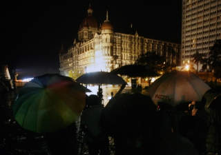 TILSKUERE: Journalister biv�ner skuddvekslingen p� hotell Taj Mahal. foto: Arko Datta/REUTERS/Scanpix