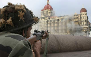 FORVENTNINGSFULL: En indisk soldat betrakter frigj�ringen av hotell Taj Mahal. Foto: Sajjad Hussain/AFP/Scanpix