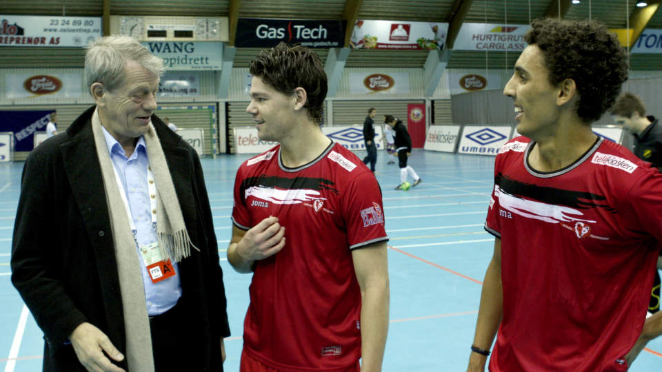 N� BLIR DET LANDSLAG: Telekiosken Futsal liga fikk sin d�p i Ekeberghallen i Oslo i november, og fotballpresident S�ndre K�fjord stilte opp sammen med Daniel Fredheim Holm og Mostafa Abdellaoue.
Foto: Knut Falch / SCANPIX